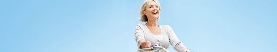 femme faisant du vélo sans douleur arthrosique